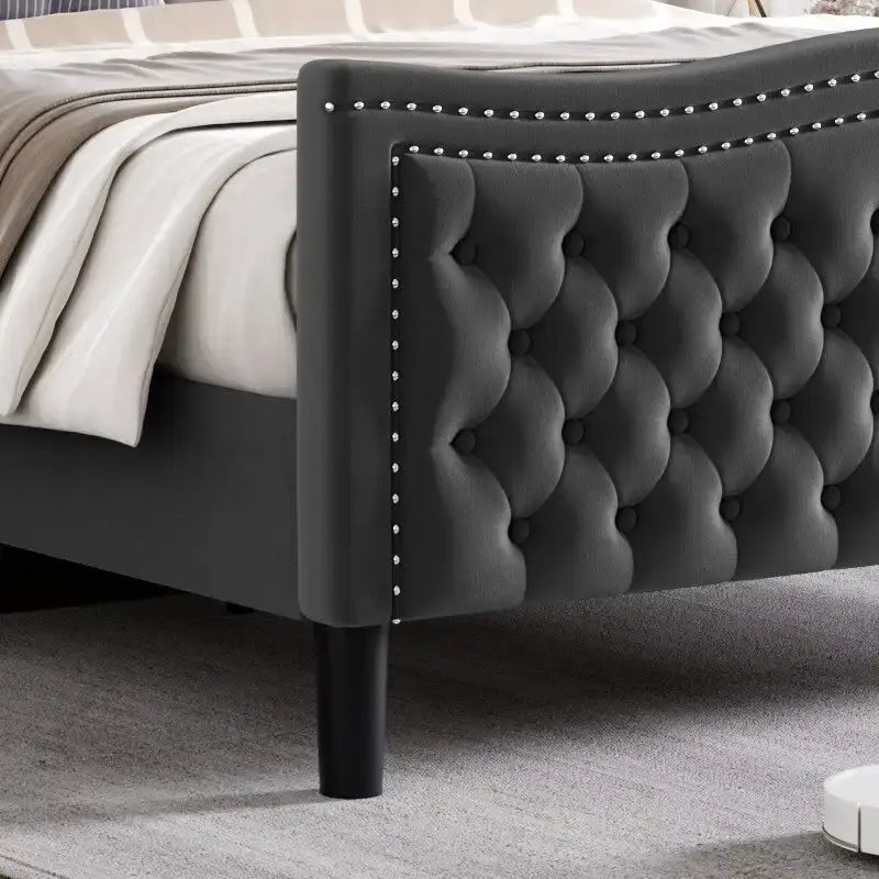 Modernes Plattformbett in Kingsize mit Samtbezug und gepolstertem Kopfteil fürs Schlafzimmer