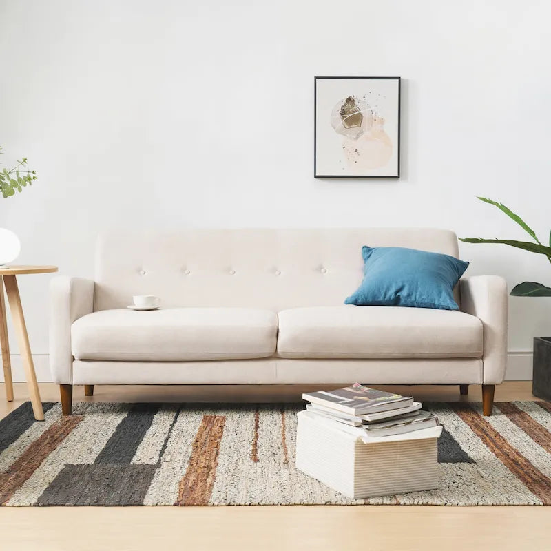 Modernes Leinen-Sofa mit Knopfheftung und Taschen an den Armlehnen