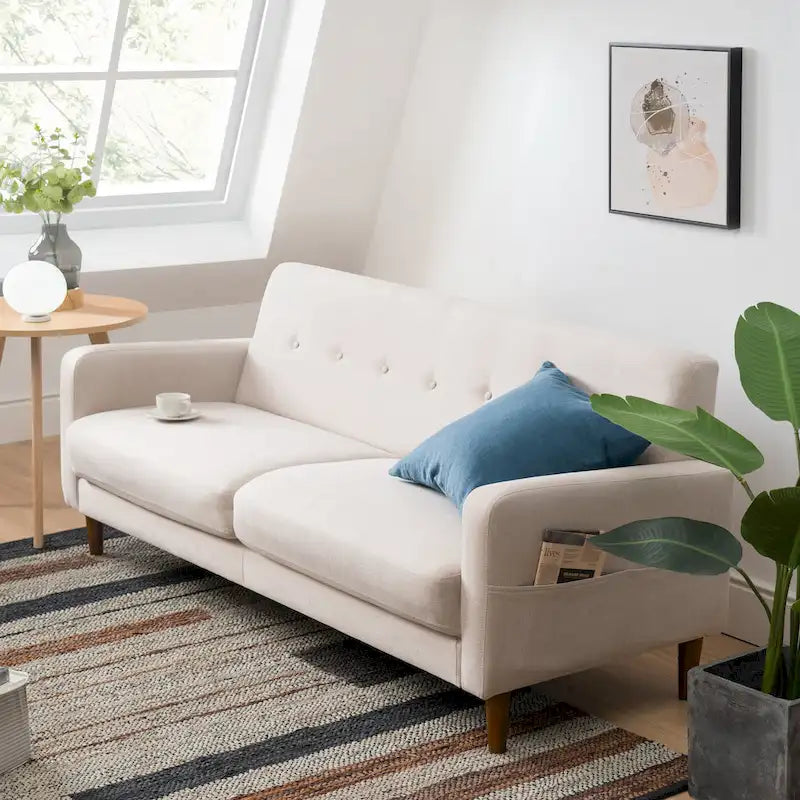 Modernes Leinen-Sofa mit Knopfheftung und Taschen an den Armlehnen