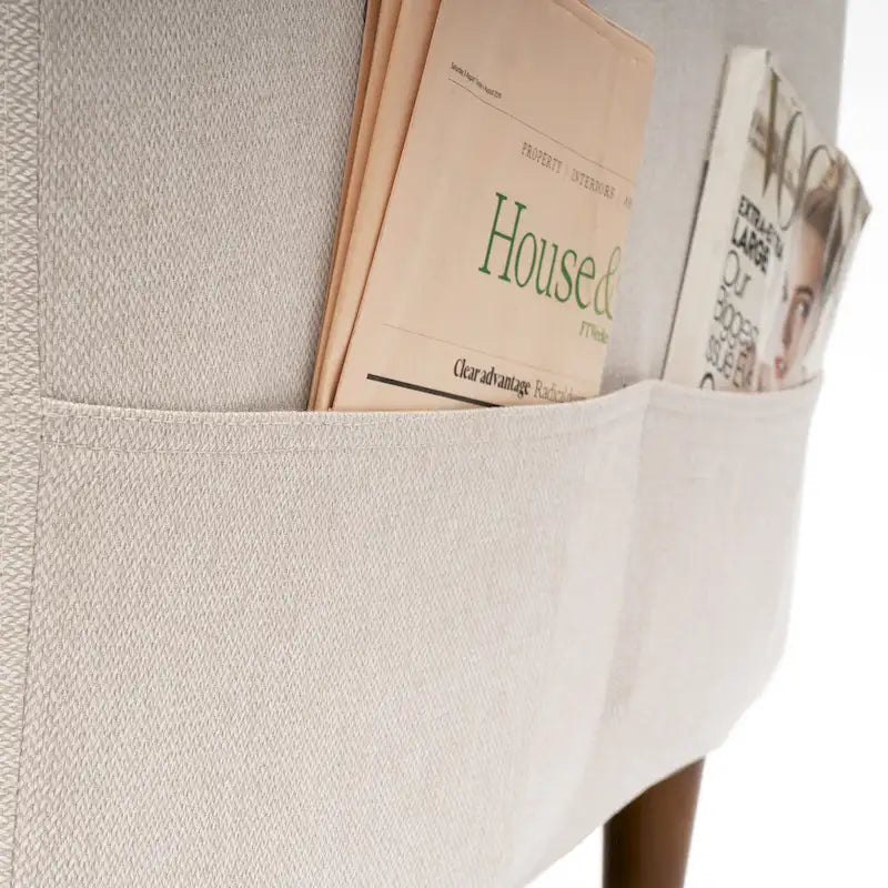 Modernes Leinen-Sofa mit Knopfheftung und Taschen an den Armlehnen