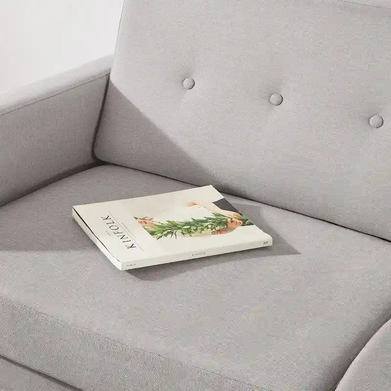 Modernes Leinen-Sofa mit Knopfheftung und Taschen an den Armlehnen