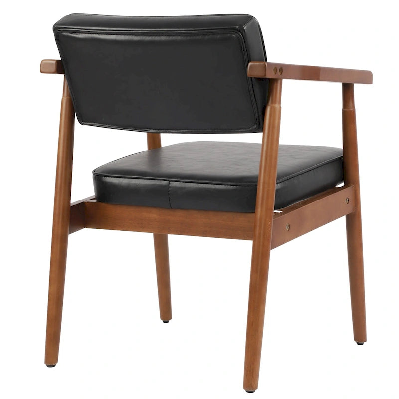 Silla de comedor tapizada en piel sintética color nogal, con brazos acolchados, madera maciza y respaldo abierto