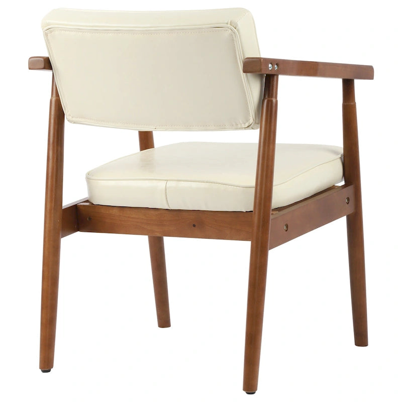 Silla de comedor tapizada en piel sintética color nogal, con brazos acolchados, madera maciza y respaldo abierto