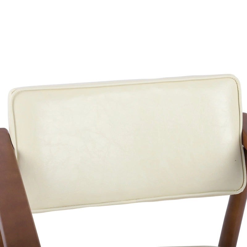 Silla de comedor tapizada en piel sintética color nogal, con brazos acolchados, madera maciza y respaldo abierto