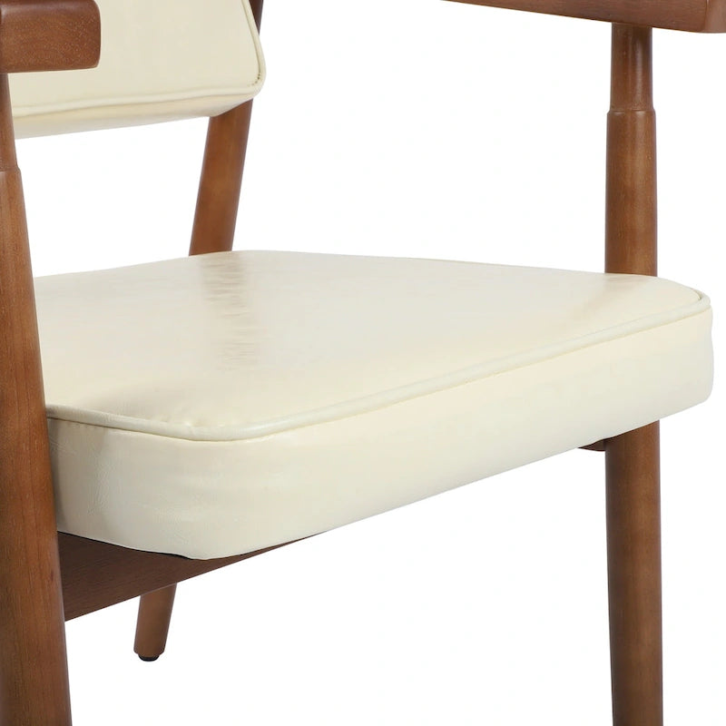 Silla de comedor tapizada en piel sintética color nogal, con brazos acolchados, madera maciza y respaldo abierto