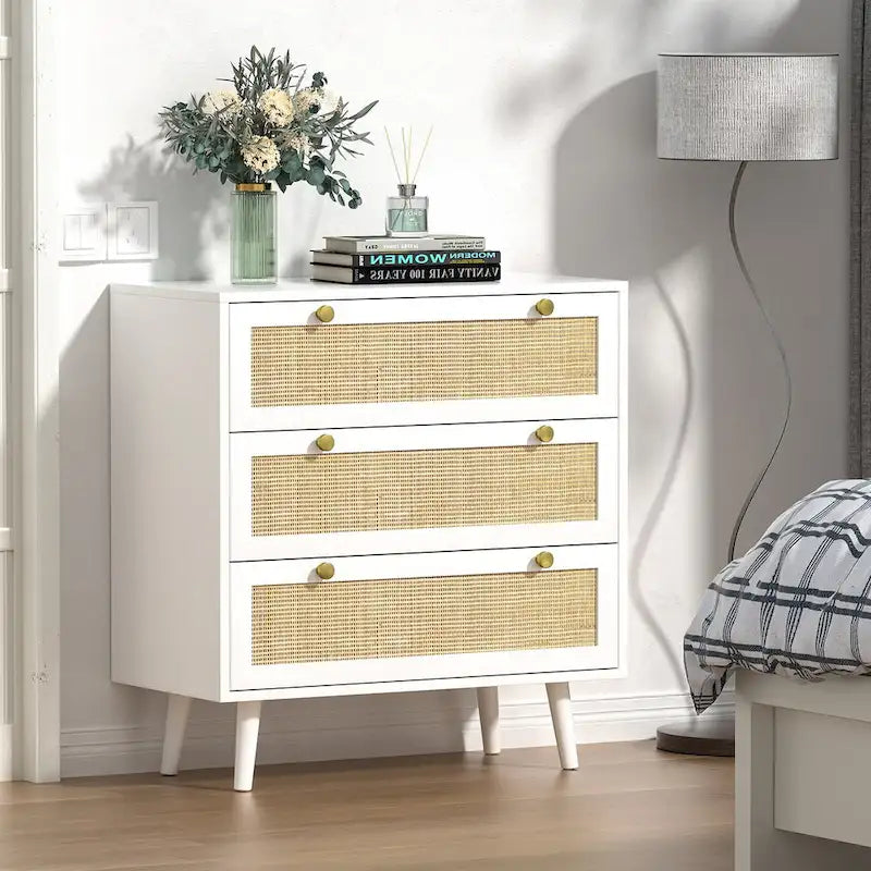 Weiße Kommode im Mid-Century-Modern-Stil mit 3 Schubladen, Rattankommode und Aufbewahrungsmöbel fürs Schlafzimmer