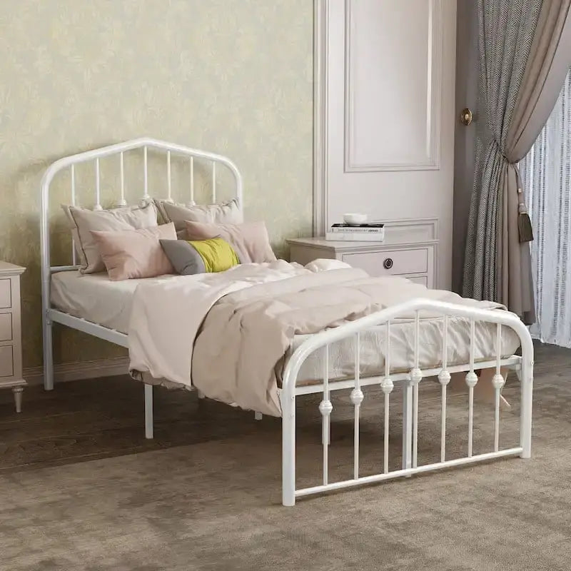 Estructura de cama con plataforma de metal y cabecera vintage