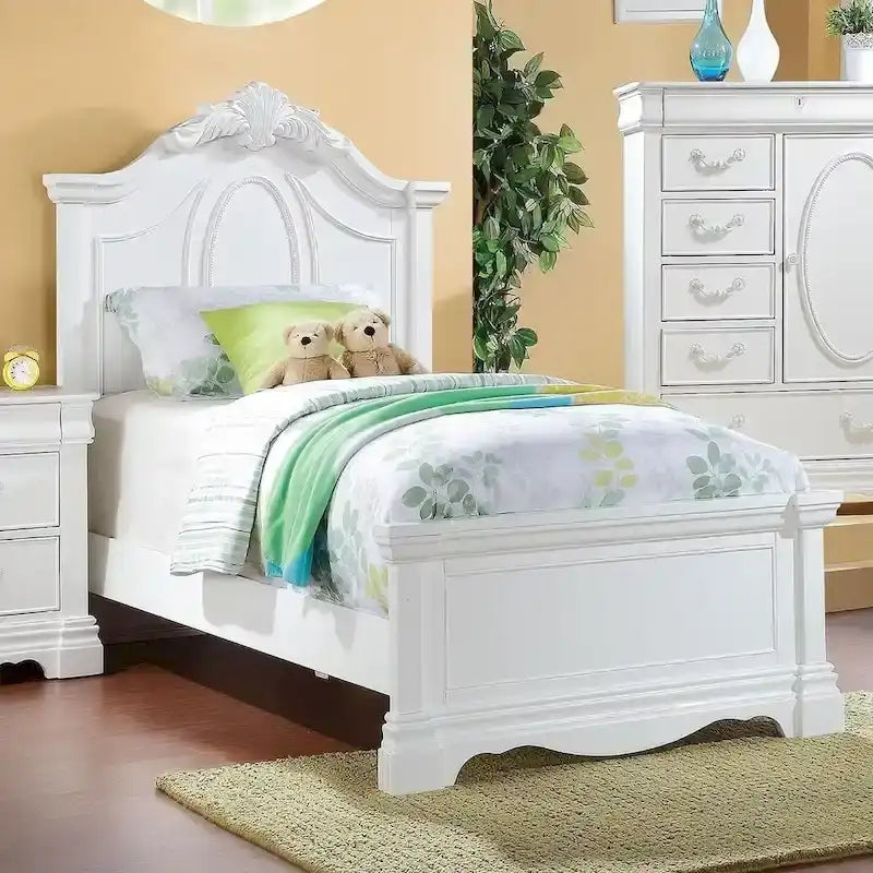 Cama de madera con cabecera arqueada en acabado blanco